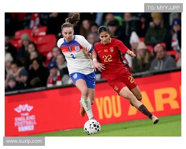 日本女足与英格兰女足激战正酣谁能在国际赛场上笑到最后